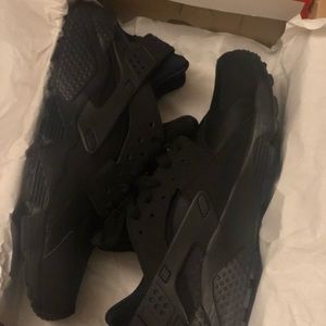 Black Nike Huraches ( BRAND NEW )